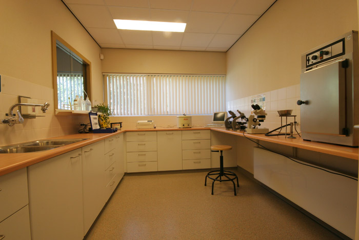 rondleiding_12 Het laboratorium waar o.a. bloed- en bacteriologisch ondezoek gedaan wordt